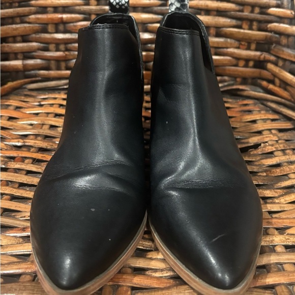 Nine West Shia Ankle Boots Womens 9
Black Pull On
Snake Print V Cut - Picture 3 of 10